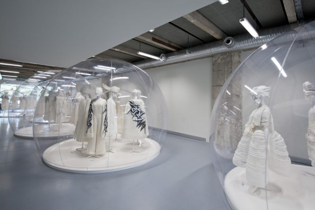 Comme des Garçons: White Drama - Exhibiting Fashion