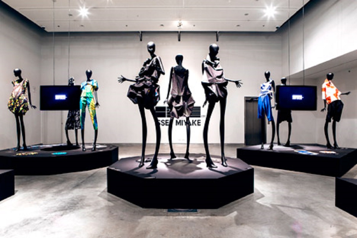 132 5 Issey Miyake - Exhibiting Fashion