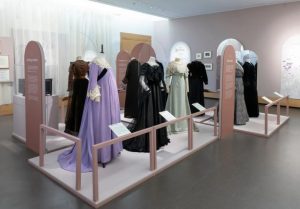 Display of mannequins dressed in 20th century women's fashion.